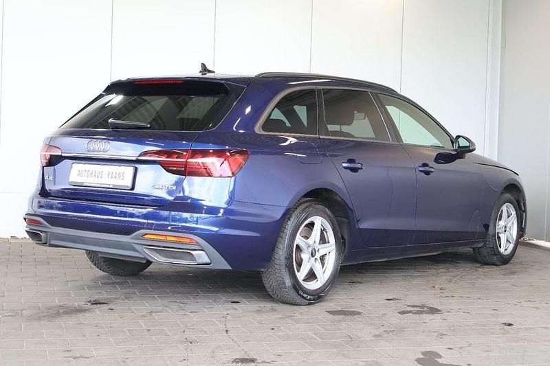 Gebraucht Audi A4 Sport 163 PS (119 kW) 2022 Blau Limousine