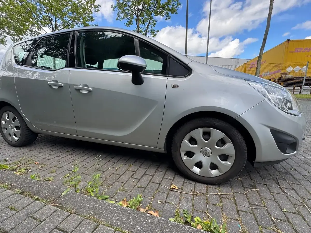 Gebraucht Opel Meriva Edition 101 PS (74 kW) 2013 Silber Van / Kleinbus