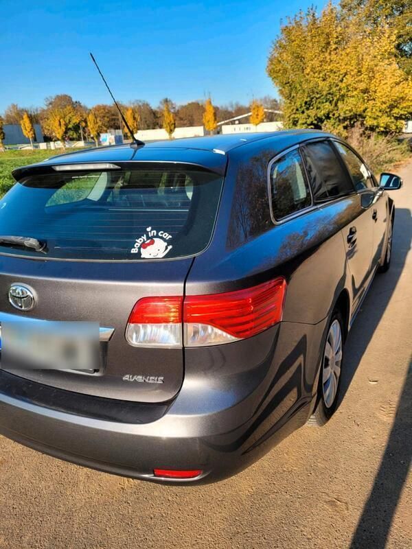 Grau Gebraucht 2013 Toyota Avensis Kombi | 10.530 € (Teuer) - Bild 1/4
