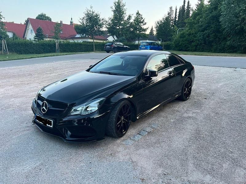 Schwarz Gebraucht 2013 Mercedes E250 AMG line Coupé | 14.250 € (Fairer Preis) - Bild 1/4