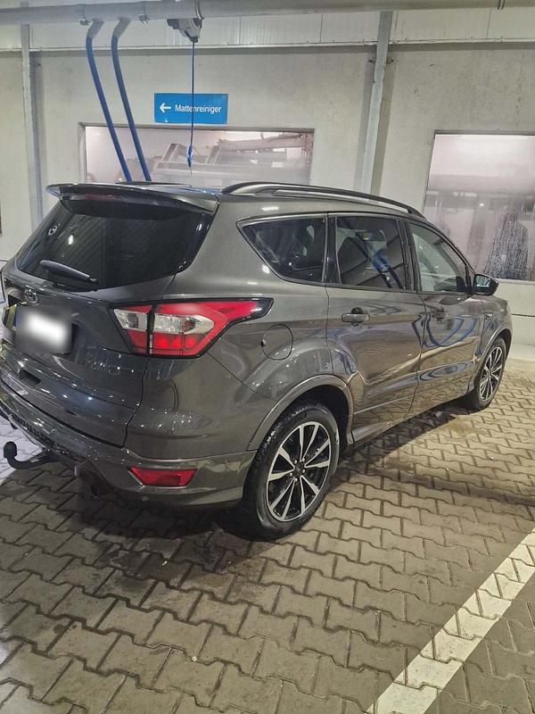 Gebraucht Ford Kuga ST-Line 150 PS (110 kW) 2018 Grau SUV