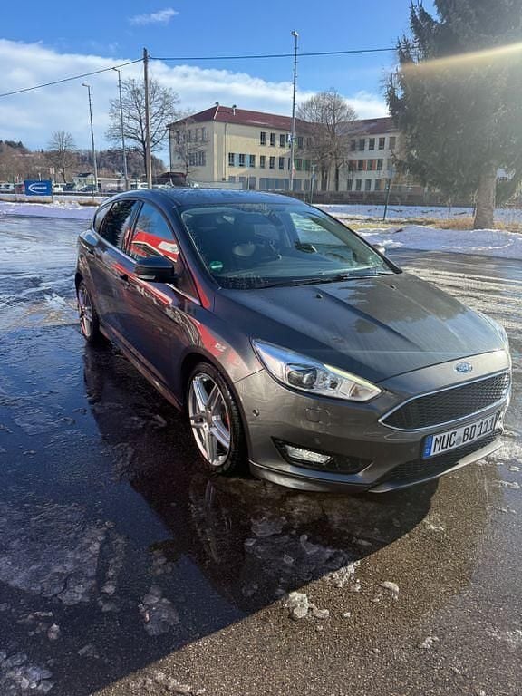 Grau Gebraucht 2015 Ford Focus Titanium Limousine | 11.390 € (Fairer Preis) - Bild 1/4