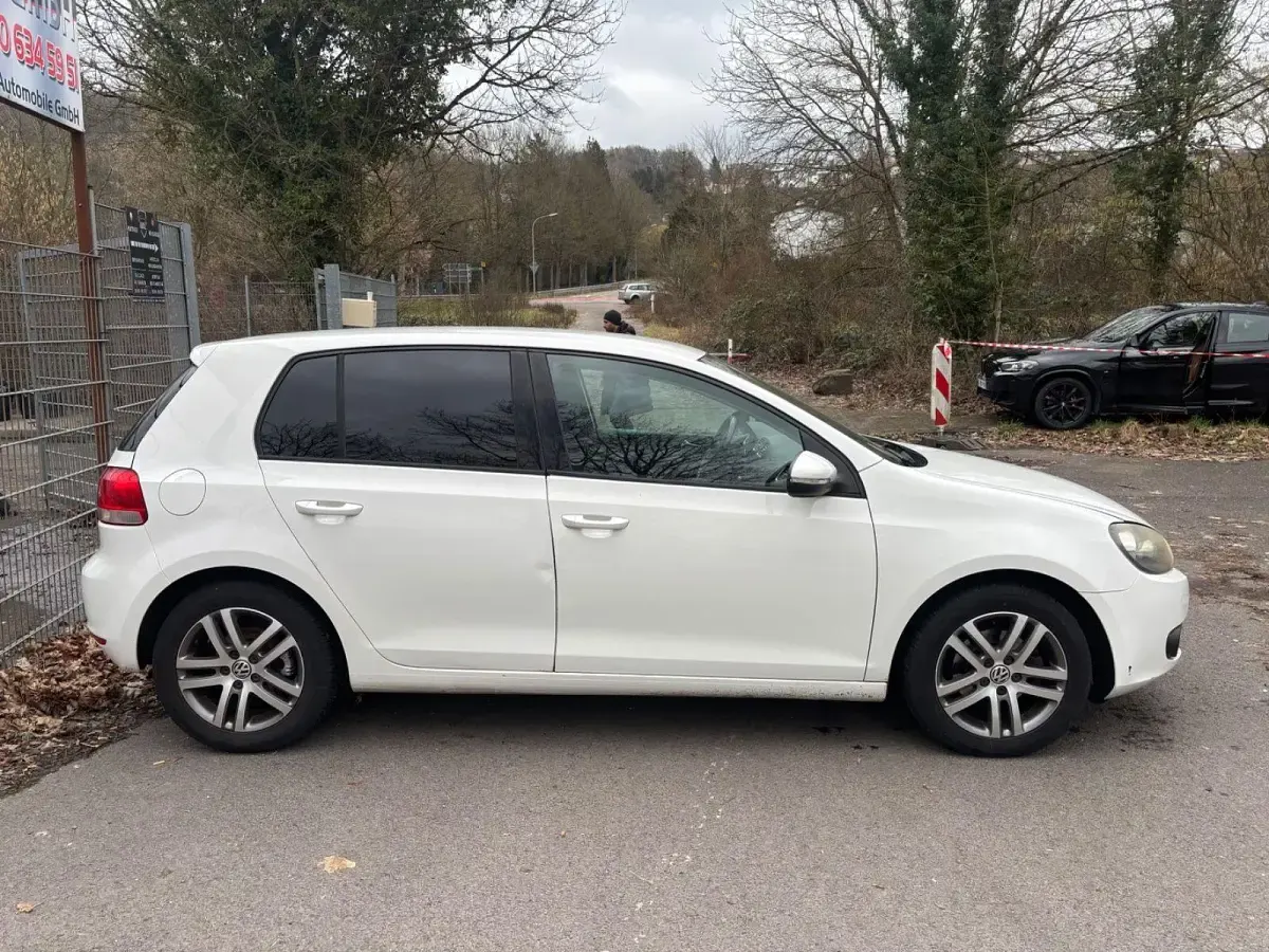Gebraucht VW Golf VI Comfortline 105 PS (77 kW) 2010 Weiß Kleinwagen