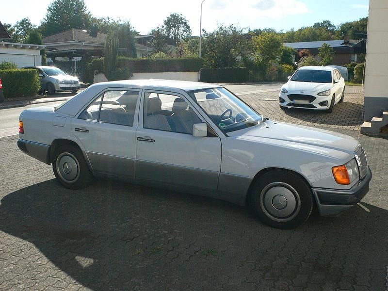 Gebraucht Mercedes E200 1991 Grau Limousine