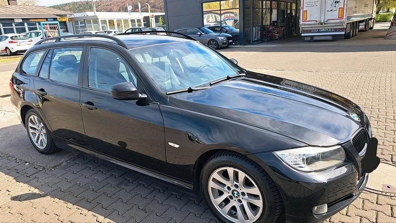 Gebraucht BMW 320 145 PS (106 kW) 2009 Schwarz Kombi