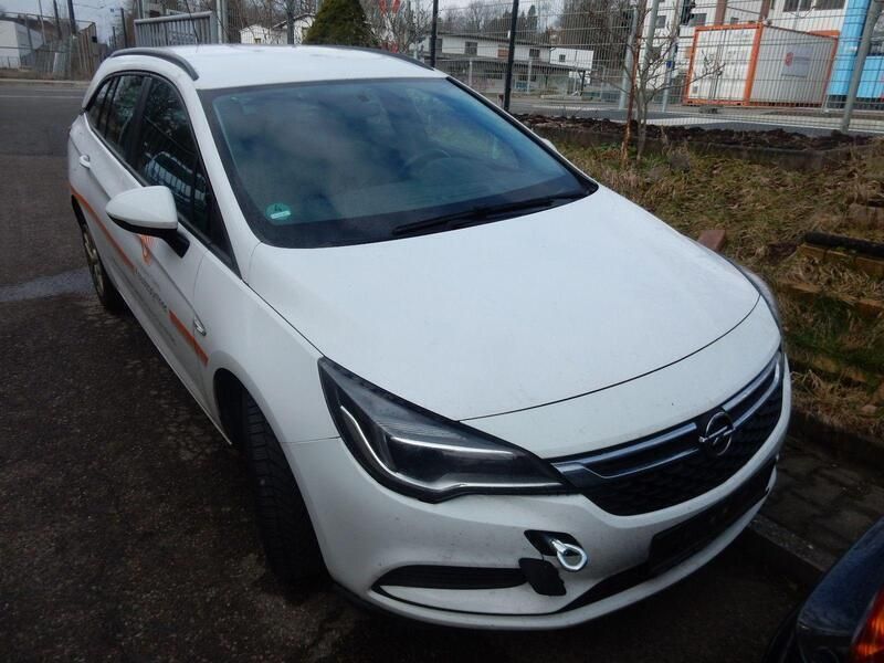 Weiß Gebraucht 2016 Opel Astra Edition Kombi | 2.700 € - Bild 1/4