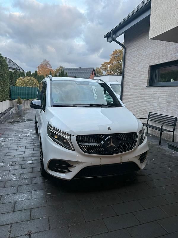 Weiß Gebraucht 2017 Mercedes V250 Exclusive Van / Kleinbus | 39.950 € (Etwas zu teuer) - Bild 1/4