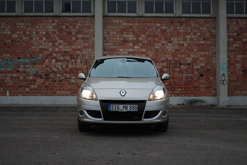 Gebraucht Renault Scénic III Luxe 140 PS (102 kW) 2011 Beige Van / Kleinbus