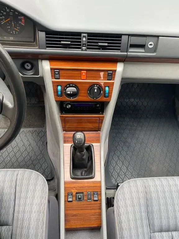 Gebraucht Mercedes 230 132 PS (97 kW) 1992 Rot Limousine