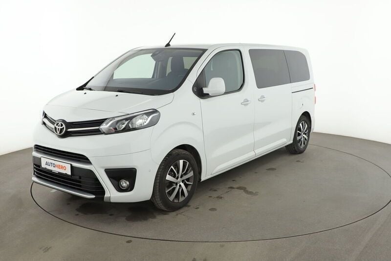 Weiß Gebraucht 2023 Toyota Proace Verso Team Kombi | 38.090 € (Guter Preis) - Bild 1/4