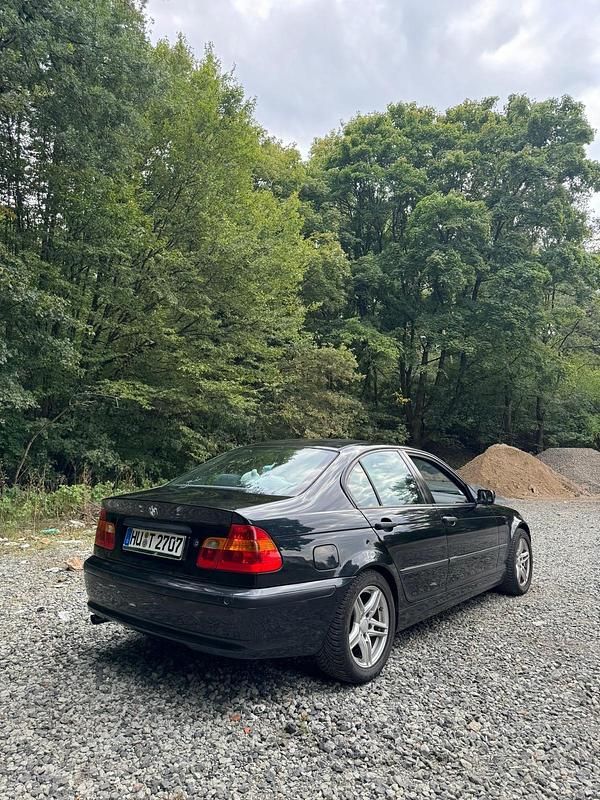Schwarz Gebraucht 2003 BMW 316 Limousine | 2.800 € - Bild 1/4