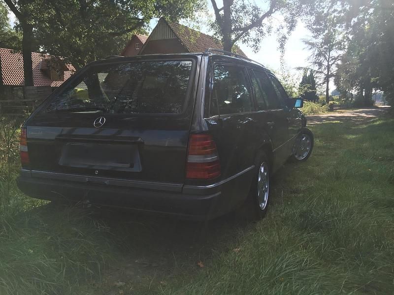 Schwarz Gebraucht 1993 Mercedes 200 Kombi | 7.990 € - Bild 1/4