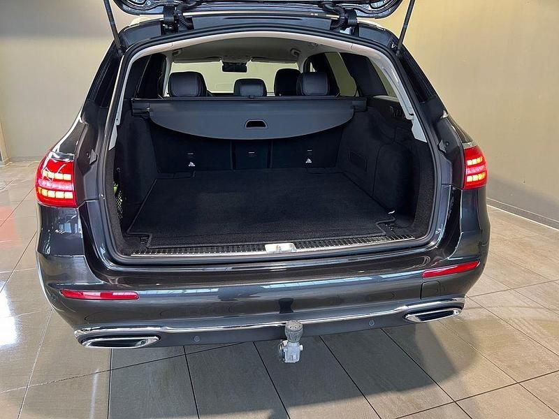 Używany Mercedes E220 Avantgarde 200 KM (147 kW) 2023 Szary Sedan/Limuzyna
