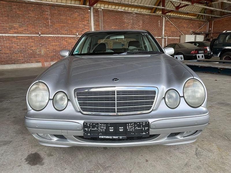Gebraucht Mercedes E240 170 PS (125 kW) 2000 Silber Limousine