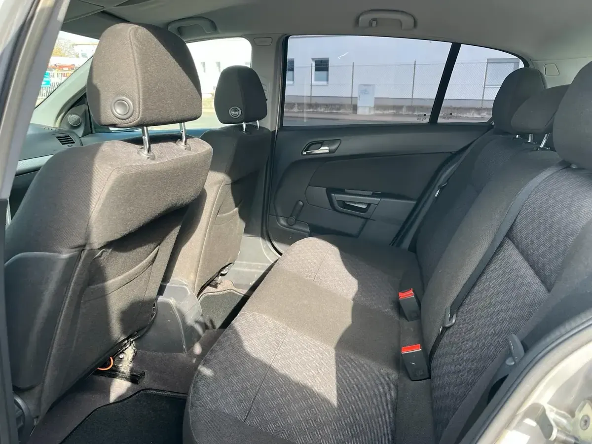 Gebraucht Opel Astra 95 PS (69 kW) 2004 Silber Limousine
