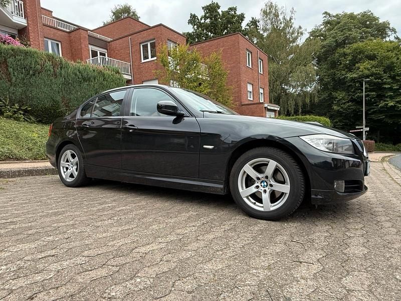 Schwarz Gebraucht 2011 BMW 318 Limousine | 3.700 € (Superpreis) - Bild 1/4