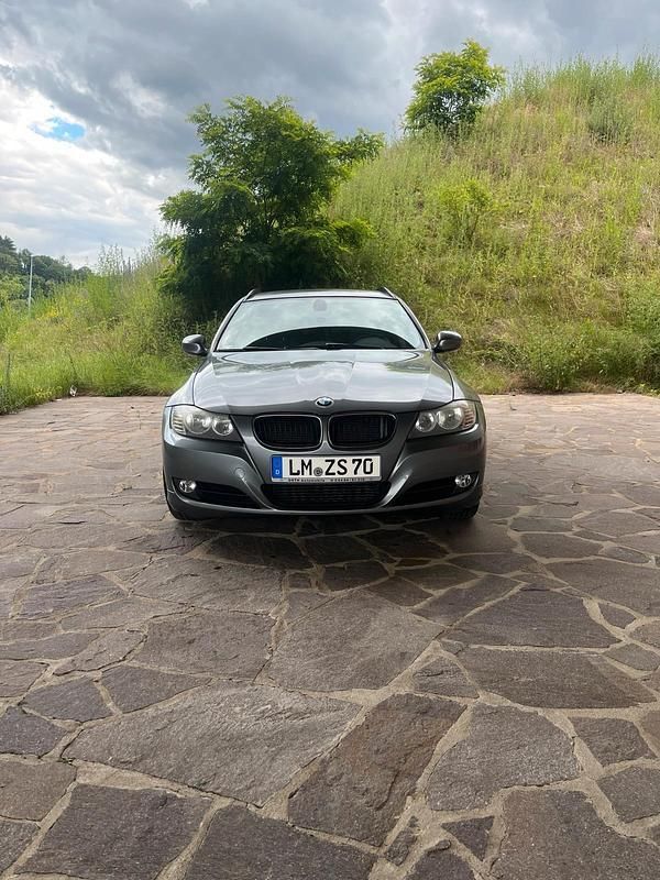 Grau Gebraucht 2012 BMW 320 Kombi | 5.500 € (Superpreis) - Bild 1/4