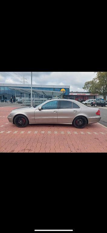 Grau Gebraucht 2005 Mercedes E280 Avantgarde Limousine | 3.299 € (Superpreis) - Bild 1/4