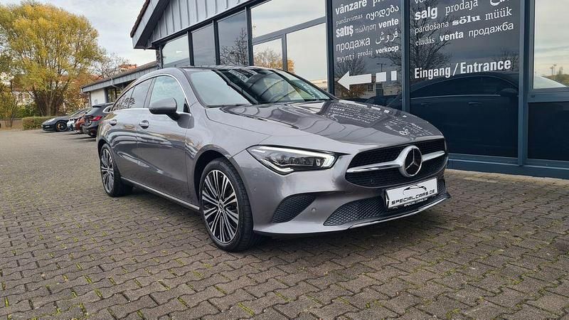 Grau Gebraucht 2021 Mercedes CLA200 Shooting Brake Kombi | 23.990 € (Guter Preis) - Bild 1/4