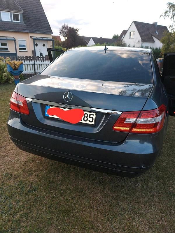 Grau Gebraucht 2009 Mercedes E220 Limousine | 13.200 € (Teuer) - Bild 1/4