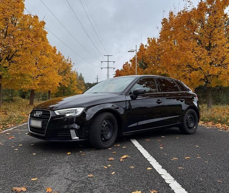 Schwarz Gebraucht 2018 Audi A3 Sportback Limousine | 14.800 € (Fairer Preis) - Bild 1/4