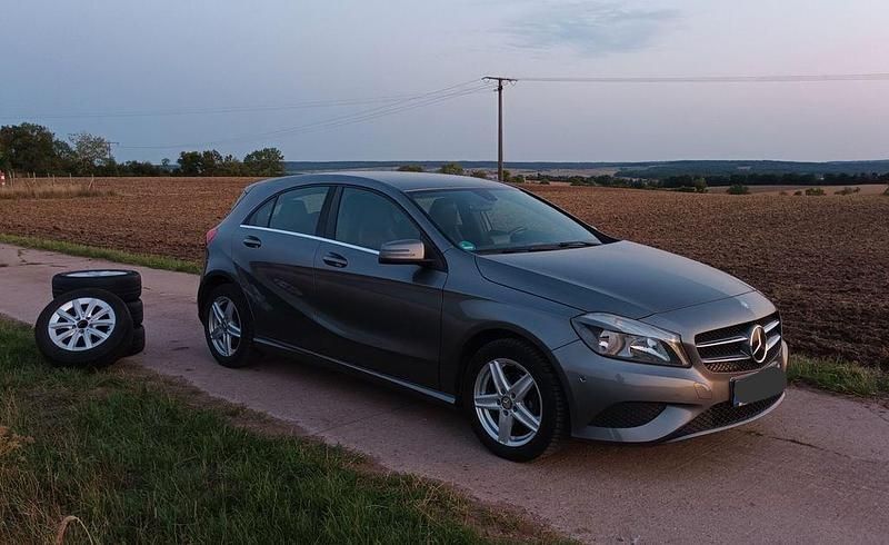 Grau Gebraucht 2013 Mercedes A180 Edition Limousine | 8.991 € (Superpreis) - Bild 1/4