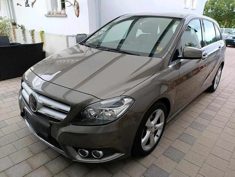 Andere außenfarben Gebraucht 2013 Mercedes B180 Sport Van / Kleinbus | 7.900 € (Guter Preis) - Bild 1/4