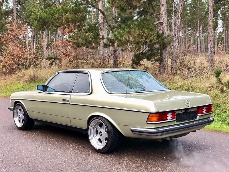 Grün Gebraucht 1982 Mercedes C230 Coupé | 12.900 € - Bild 1/4