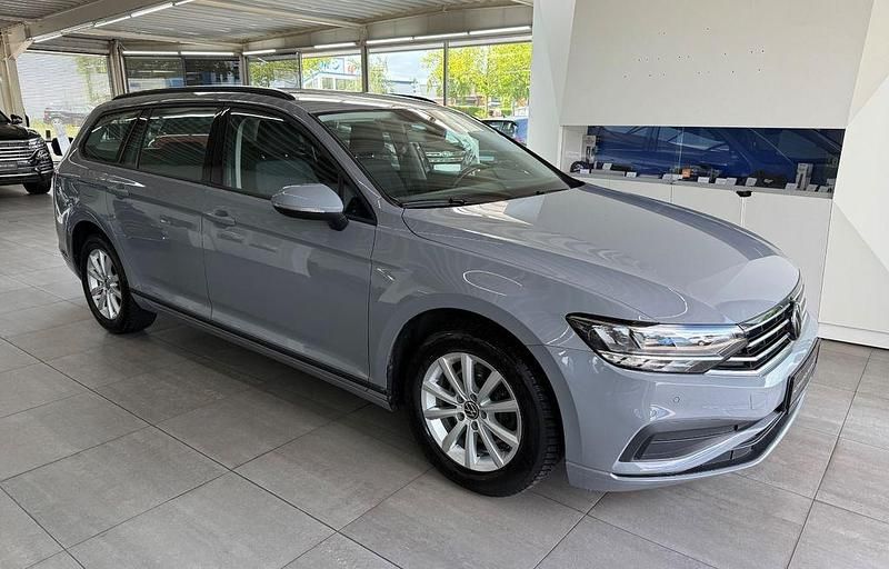 Grau Gebraucht 2022 VW Passat Limousine | 18.390 € (Superpreis) - Bild 1/4