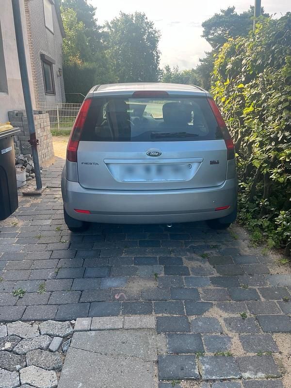 Gebraucht Ford Fiesta 60 PS (44 kW) 2005 Silber Kleinwagen