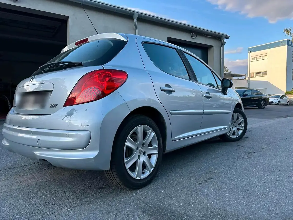 Gebraucht Peugeot 207 90 PS (66 kW) 2011 Silber Limousine