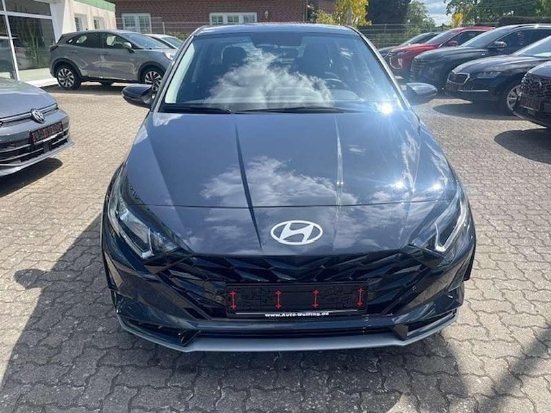 Neu Hyundai i20 101 PS (74 kW) 2025 Grau Kleinwagen