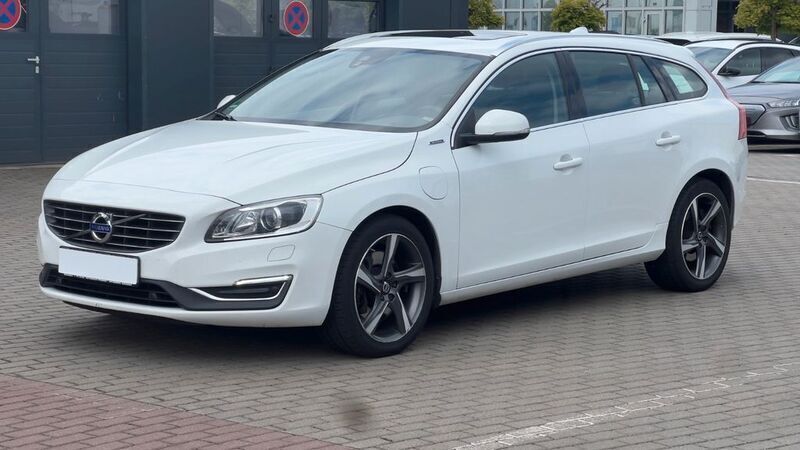 Weiß Gebraucht 2016 Volvo V60 Summum Kombi | 26.900 € - Bild 1/4