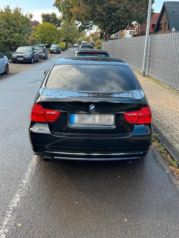 Gebraucht BMW 318 143 PS (105 kW) 2011 Schwarz Limousine