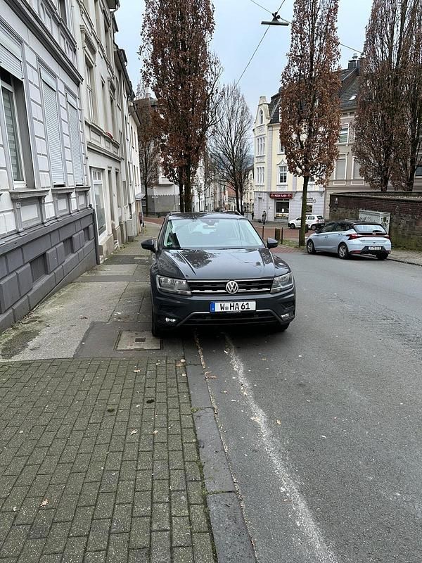 Grau Gebraucht 2018 VW Tiguan SUV | 18.700 € (Superpreis) - Bild 1/4