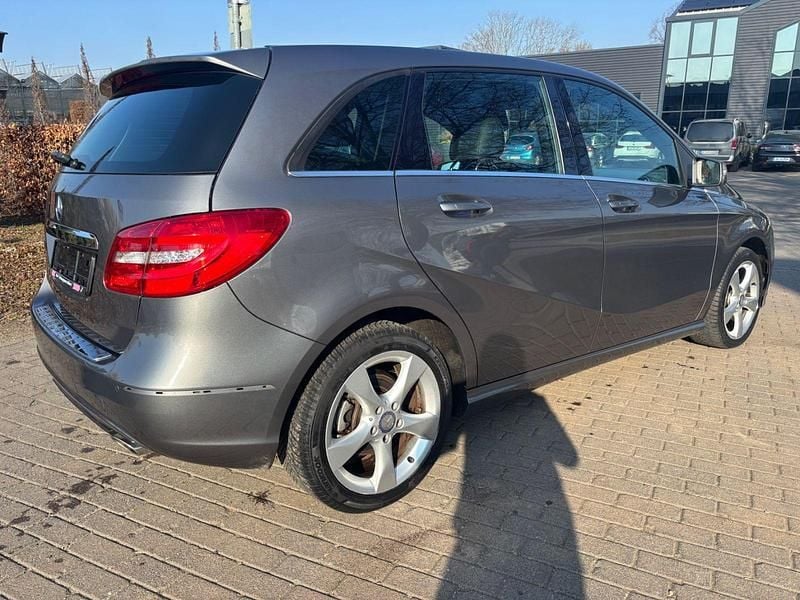 Gebraucht Mercedes B180 122 PS (89 kW) 2014 Grau Van / Kleinbus