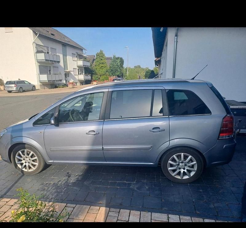 Grau Gebraucht 2005 Opel Zafira Van / Kleinbus | 3.400 € (Etwas zu teuer) - Bild 1/4