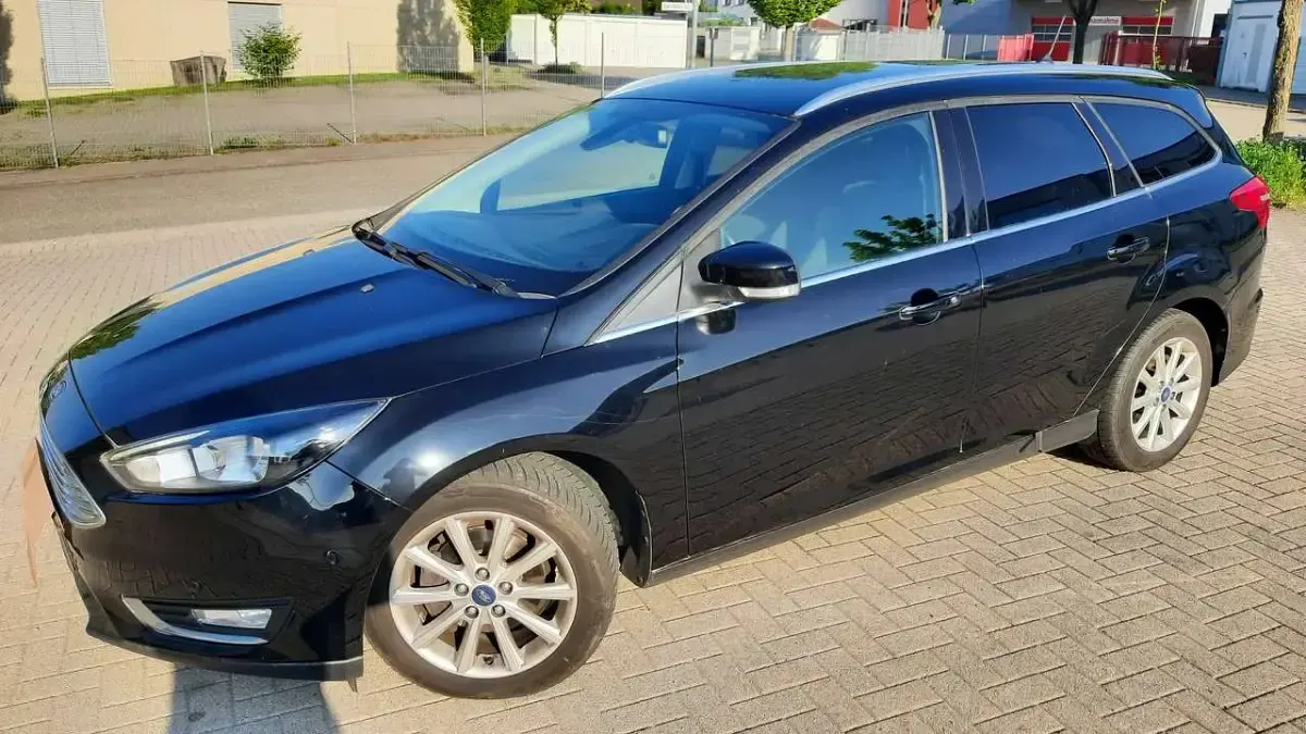 Gebraucht Ford Focus Titanium 125 PS (91 kW) 2018 Schwarz Kombi