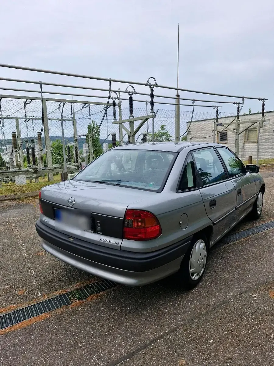 Gebraucht Opel Astra 70 PS (51 kW) 1995 Grau Limousine