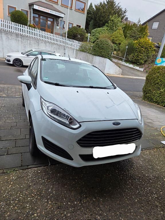 Gebraucht Ford Fiesta Trend 82 PS (60 kW) 2015 Weiß Limousine