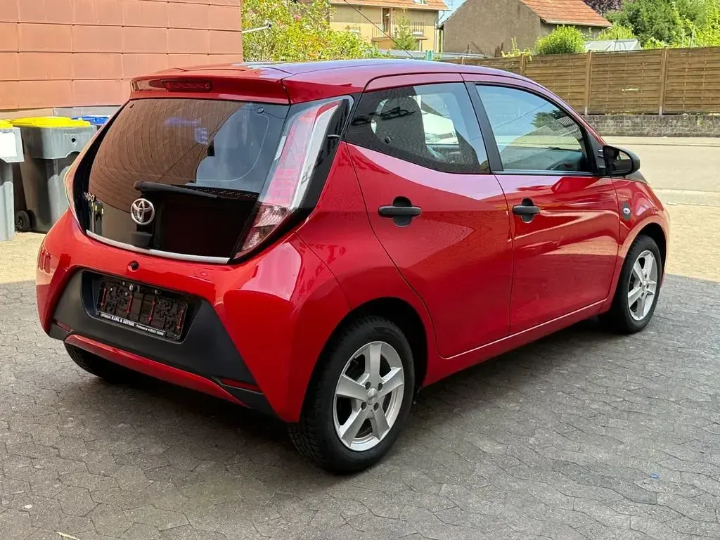 Gebraucht Toyota Aygo 69 PS (50 kW) 2017 Rot Kleinwagen
