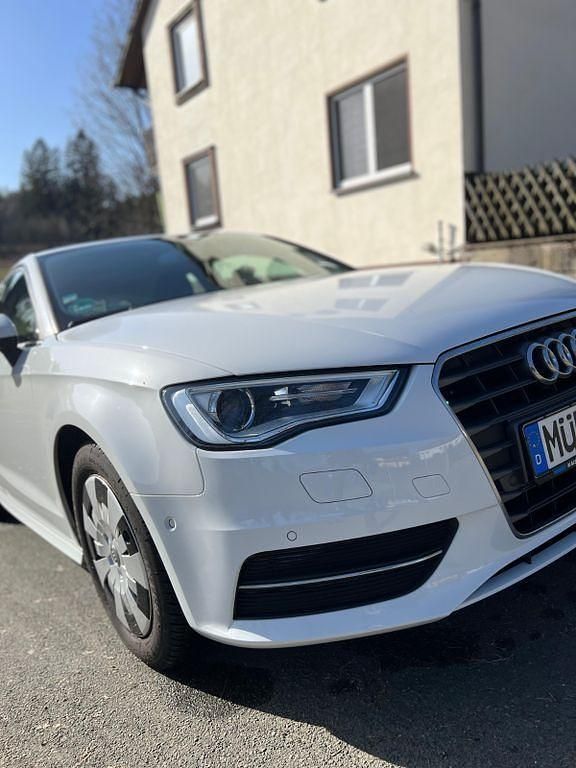 Gebraucht Audi A3 Attraction 110 PS (80 kW) 2014 Weiß Limousine