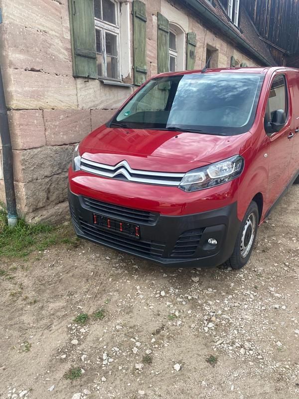 Rot Gebraucht 2018 Citroën Jumpy Van / Kleinbus | 12.650 € (Fairer Preis) - Bild 1/4