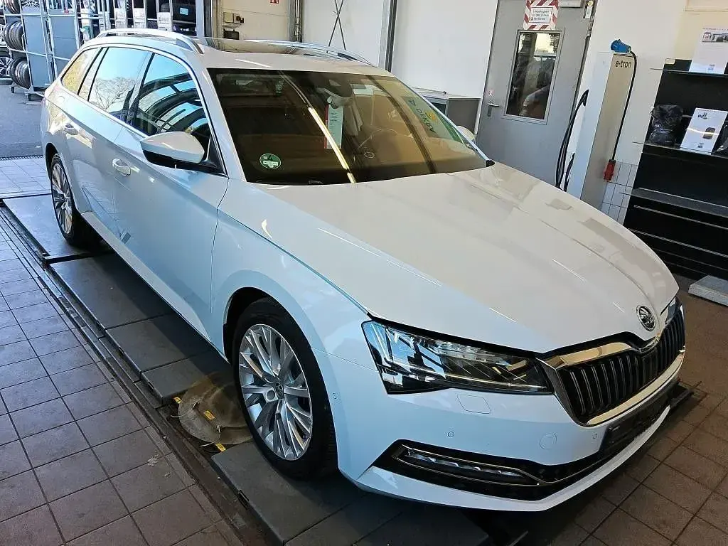 Gebraucht Skoda Superb Style 150 PS (110 kW) 2022 Weiß Kombi