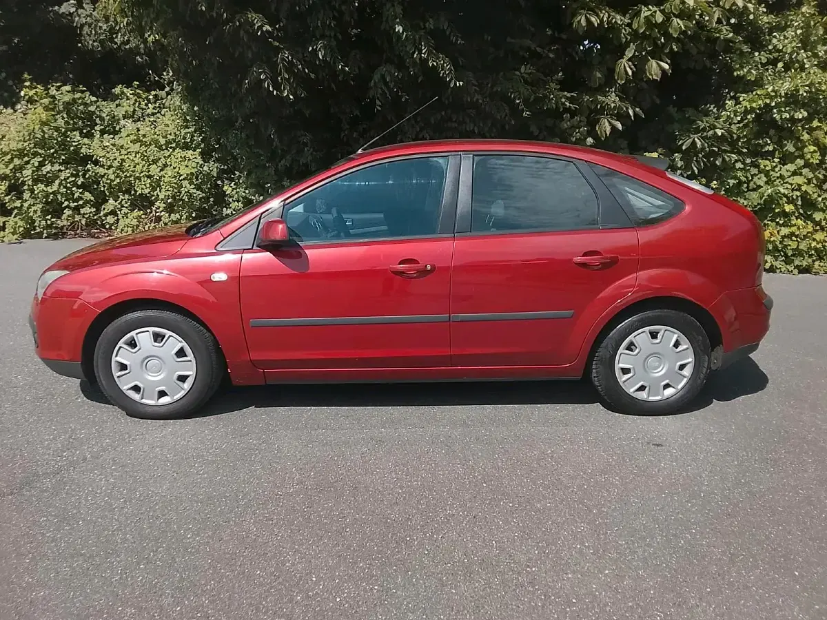 Gebraucht Ford Focus 80 PS (58 kW) 2006 Rot Limousine