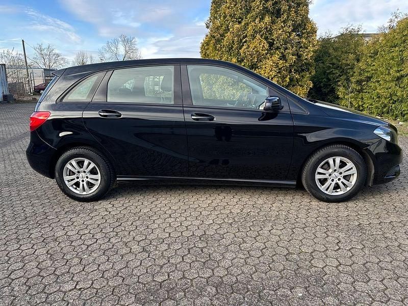 Gebraucht Mercedes B180 122 PS (89 kW) 2012 Schwarz Kleinwagen