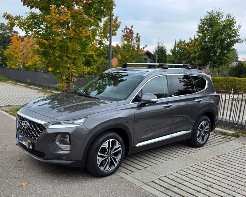 Grau Gebraucht 2020 Hyundai Santa Fe Premium SUV | 29.900 € (Fairer Preis) - Bild 1/4
