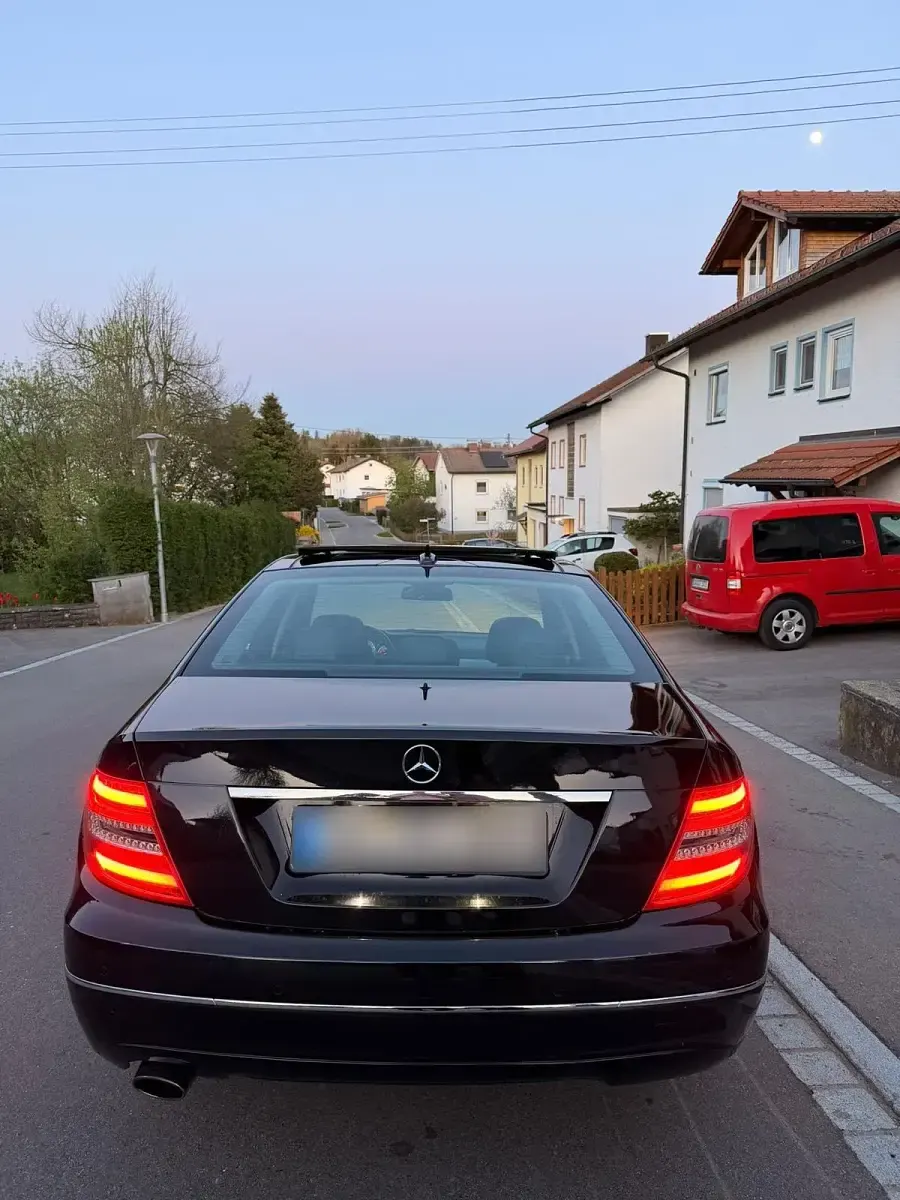 Gebraucht Mercedes C200 183 PS (134 kW) 2012 Schwarz Limousine