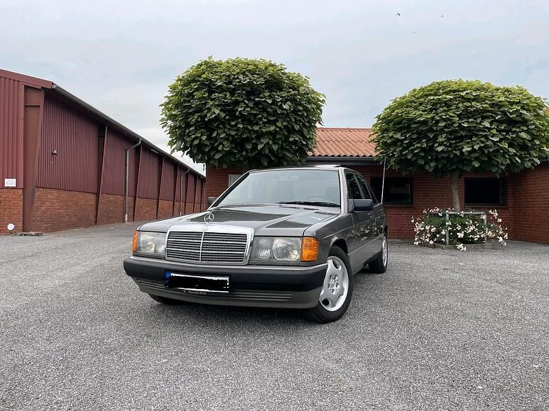 Grau Gebraucht 1990 Mercedes 190 Limousine | 4.450 € - Bild 1/4