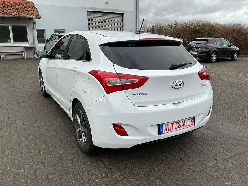 Gebraucht Hyundai i30 Edition 110 PS (80 kW) 2016 Weiß Limousine